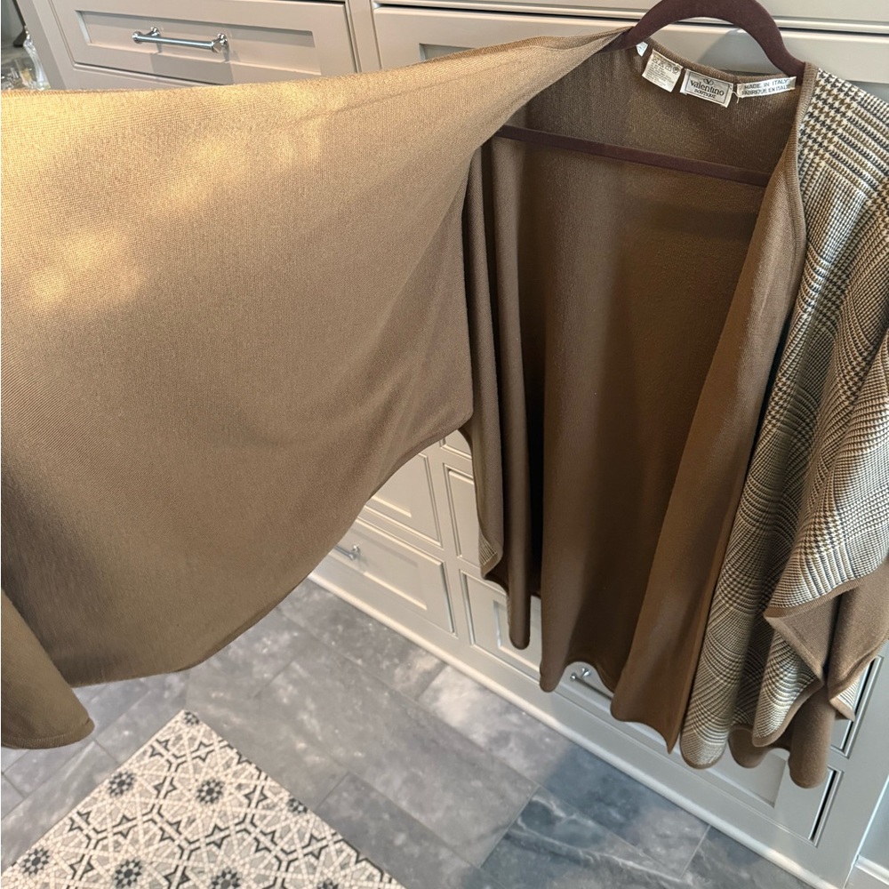 Valentino vintage beautiful  Brown Knit Cape, Fits anyone - Picture 6 of 10